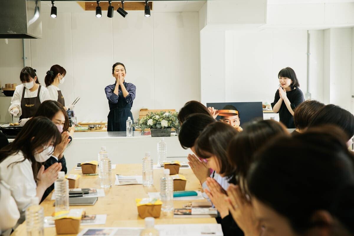 【開催報告】～亜希さんの故郷・福井のソウルフード試食も♪～『亜希の「ふたが閉まるのか？」弁当』出版記念イベント