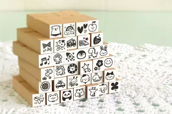 ユーザー様の声からリニューアル！【入園入学準備に】名前シールが入った「お名前スタンプ らいと13点セット」のシート選択が１種類から５種類にバージョンアップ！