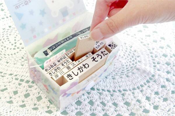 ユーザー様の声からリニューアル！【入園入学準備に】名前シールが入った「お名前スタンプ らいと13点セット」のシート選択が１種類から５種類にバージョンアップ！