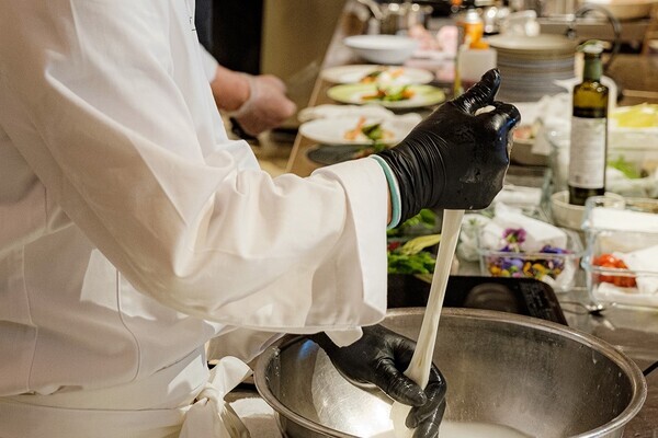 宮城県産生乳100％！チーズ工房Cheese Atelier Mozzaoさんの手づくりモッツァレラチーズがディナーメニューに新登場