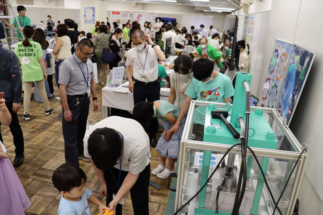 【岡山理科大学】岡山高島屋で「ワクワク、サイエンスフェスティバル。」開催