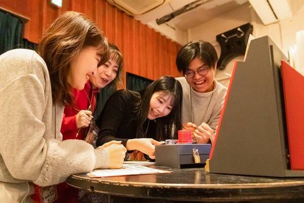 大好評につき東京公演の延長が決定&大阪公演の詳細発表！ ひらめきと想像力で難問クイズを解き明かす新感覚リアル脱出ゲーム 『ウラワザだらけのクイズスタジオからの脱出』