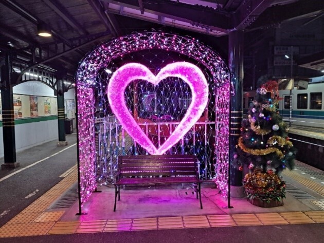 ～ おかげさまで4周年 ～  出町柳駅の「LOVE な ベンチ！」がクリスマス仕様に！