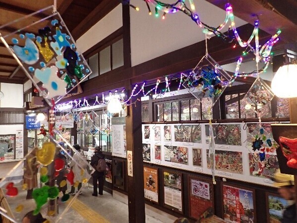 ～ おかげさまで4周年 ～  出町柳駅の「LOVE な ベンチ！」がクリスマス仕様に！