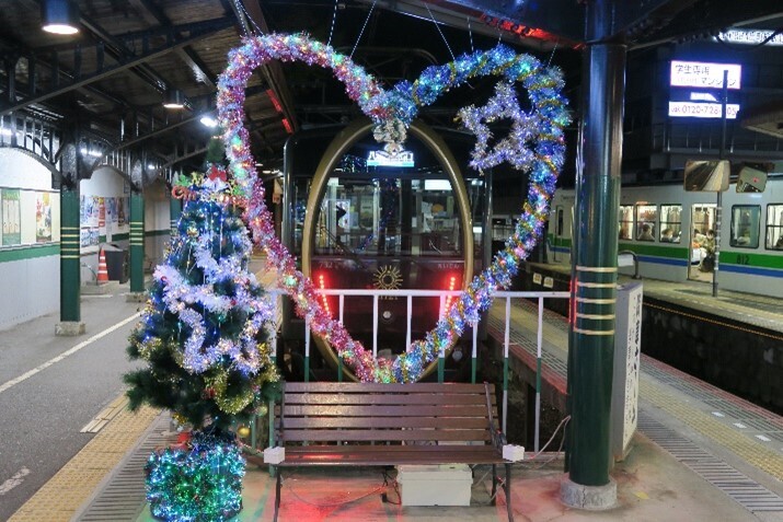 ～ おかげさまで4周年 ～  出町柳駅の「LOVE な ベンチ！」がクリスマス仕様に！