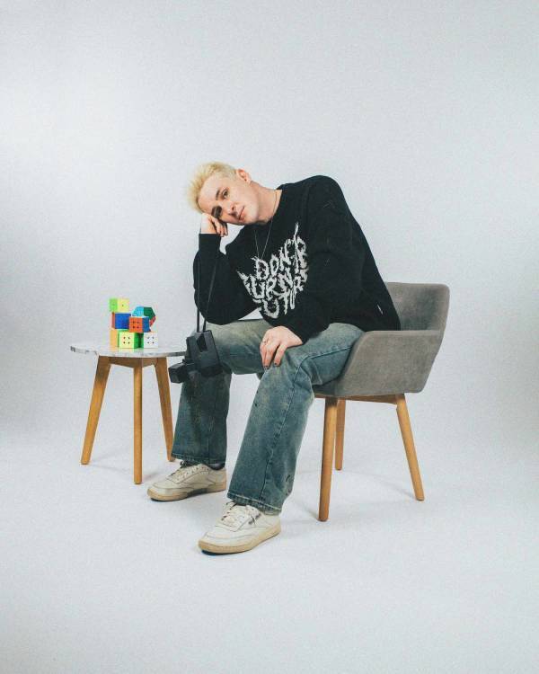 サブスク音楽配信サービスで 「everything sucks」が2億回以上の大ヒット！  米フロリダ出身、 新進気鋭の爽やか金髪インディー・ポップ・アーティスト、 VAULTBOY 初来日公演決定！