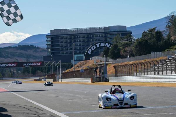 ポール・トゥ・ウィンで今季4勝目を挙げた斎藤愛未が 自身初のシリーズチャンピオンに輝く