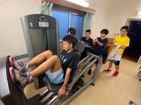 トレーニングマシン寄贈活動賛同企業とともに離島の健康増進に寄与、青山商事グループ会社「glob」がマシンを沖永良部島・知名町へ寄贈