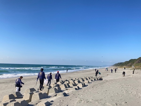 エドックスが4月21日に国内初となるビーチクリーンアップを実施