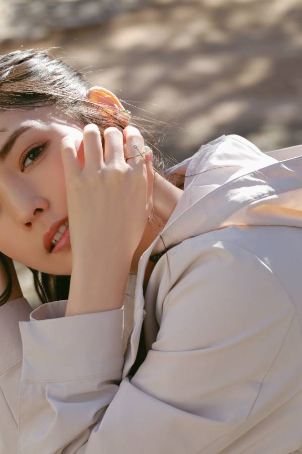 Couture Brooch（クチュール ブローチ） 道重さゆみさんが着こなす、春アウタースタイル特集 3月8日（金）よりWEBサイトにて公開