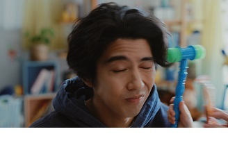 プライベートの賀来賢人さんがCMに！？ 亀田製菓『ハッピーターン スパイス』新TVCM 「大人がハマるパウダー編」を5月21日(火)より放映開始 賀来賢人が子役にちょっかいを出されながらも一心不乱に食べ続ける