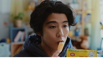 プライベートの賀来賢人さんがCMに！？ 亀田製菓『ハッピーターン スパイス』新TVCM 「大人がハマるパウダー編」を5月21日(火)より放映開始 賀来賢人が子役にちょっかいを出されながらも一心不乱に食べ続ける