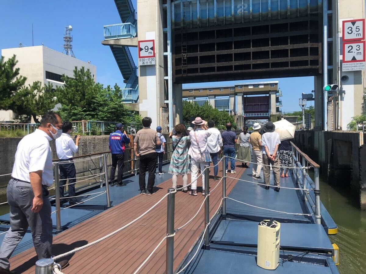 淀川を船上から学ぼう！楽しもう！　淀川や大川を運航する水都大阪の中でもひときわ優雅な観光船「ひまわり」では、 水上観光をしながら淀川について学んで楽しめる〈スイスク2024〉を運航します。