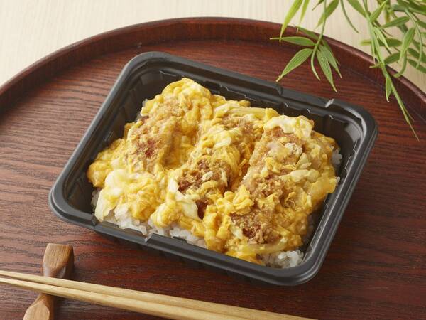 店内で炊いたごはんで作る手づくり弁当「ロースカツ丼」「ミニロースカツ重」 手づくりおにぎり「栗ごはん」 店内で揚げる惣菜「三元豚ロースとんかつ」 １０月１１日（金）　新発売