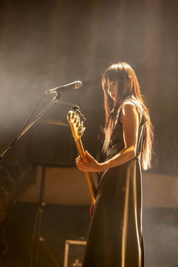 a flood of circleと漫才師・金属バットのツーマンライブ「KINZOKU Bat NIGHT at 東京キネマ俱楽部」日本で一番ワケの分からない夜に。