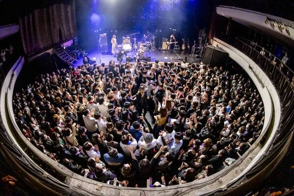 a flood of circleと漫才師・金属バットのツーマンライブ「KINZOKU Bat NIGHT at 東京キネマ俱楽部」日本で一番ワケの分からない夜に。