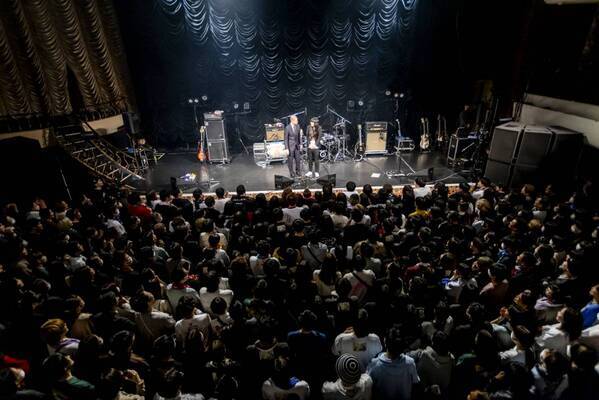 a flood of circleと漫才師・金属バットのツーマンライブ「KINZOKU Bat NIGHT at 東京キネマ俱楽部」日本で一番ワケの分からない夜に。