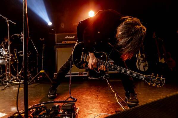 a flood of circleと漫才師・金属バットのツーマンライブ「KINZOKU Bat NIGHT at 東京キネマ俱楽部」日本で一番ワケの分からない夜に。