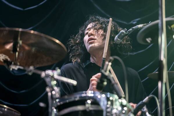 a flood of circleと漫才師・金属バットのツーマンライブ「KINZOKU Bat NIGHT at 東京キネマ俱楽部」日本で一番ワケの分からない夜に。