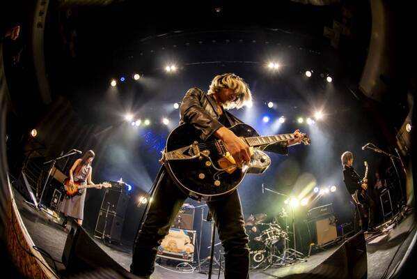 a flood of circleと漫才師・金属バットのツーマンライブ「KINZOKU Bat NIGHT at 東京キネマ俱楽部」日本で一番ワケの分からない夜に。