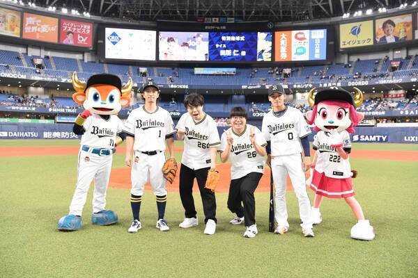 毎週水曜　夜11時放送中 水曜ドラマ23「向かいのアイツ～メトロンズ初出演 連続ドラマ～」 主演のメトロンズから、キングオブコント9代目王者の 実力派コント師・ライスが始球式に登板！