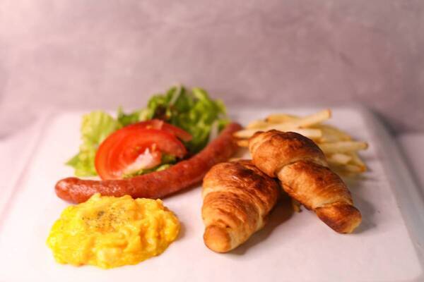 【沖縄・読谷】290円～食べられるホテルスタイルのモーニングへリニューアル！南国風グラノーラなど全9種類の多彩なメニューで特別な朝を！