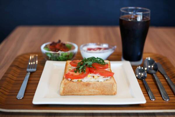 【沖縄・読谷】290円～食べられるホテルスタイルのモーニングへリニューアル！南国風グラノーラなど全9種類の多彩なメニューで特別な朝を！