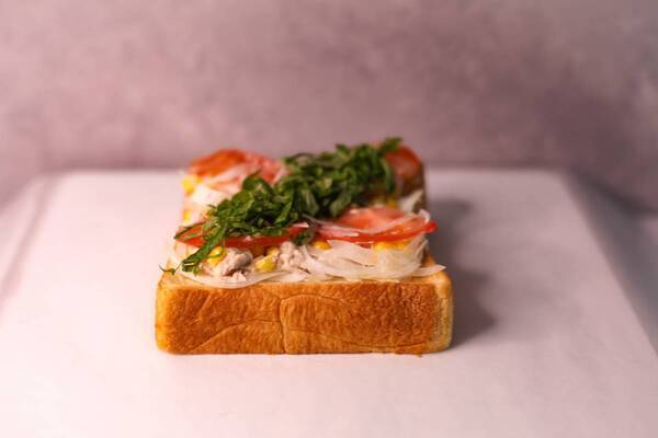 【沖縄・読谷】290円～食べられるホテルスタイルのモーニングへリニューアル！南国風グラノーラなど全9種類の多彩なメニューで特別な朝を！