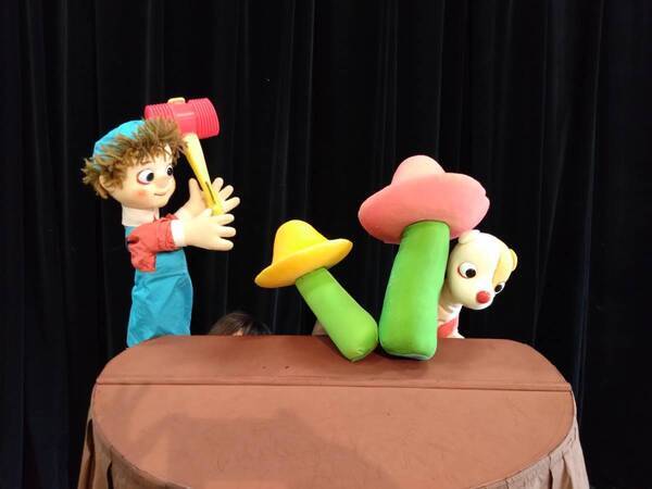 ヨシタケシンスケが美術も手掛ける『りんごかもしれない』、プーク人形劇場用特別仕様で上演する『プー吉・チビのムジカ－Música－ブラボー』　コロナ禍とともに幕を開けたあの話題作が再演！