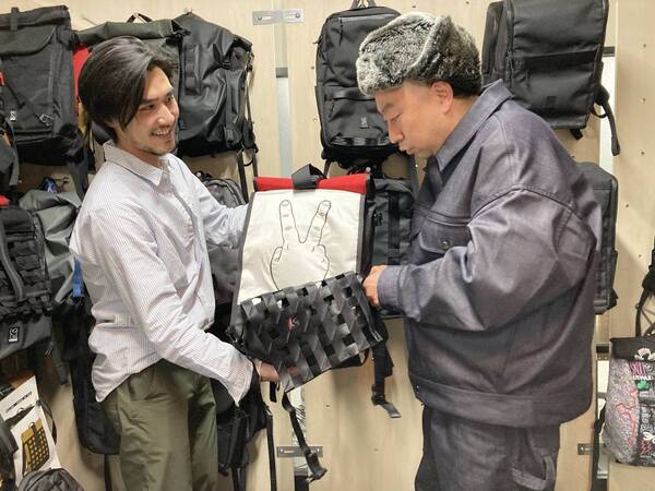 RGTC×CHROME、始まる｜レイザーラモンRGへツーリングユニフォームをアップサイクルしたBarrageカスタムバッグを贈呈