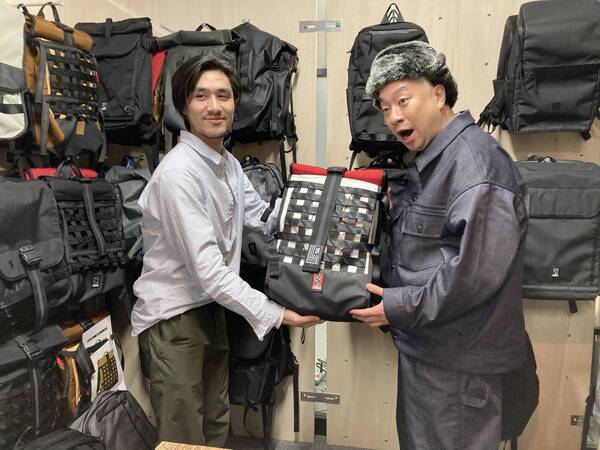 RGTC×CHROME、始まる｜レイザーラモンRGへツーリングユニフォームをアップサイクルしたBarrageカスタムバッグを贈呈