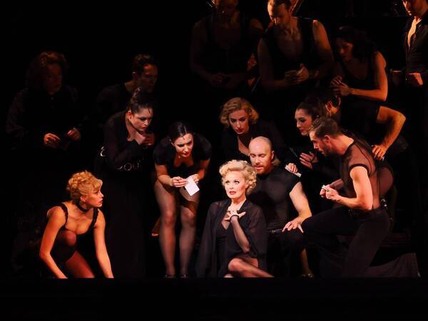 ブロードウェイミュージカル『シカゴ』来日公演悪徳弁護士演じるマシュー・モリソンに対する悪女、ヴェルマ＆ロキシー役の来日キャスト発表！二人の女と一人の男の名声を賭けた争いがいよいよ来月幕を開ける──。