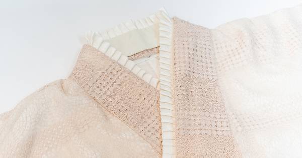 バレンタインの京都観光に。かわいらしく上品な新作重ね衿がレースコーデ着物、振袖プランにて２月１日よりレンタル開始。