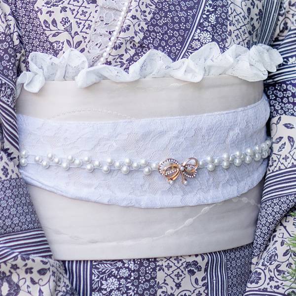 バレンタインの京都観光に。かわいらしく上品な新作重ね衿がレースコーデ着物、振袖プランにて２月１日よりレンタル開始。