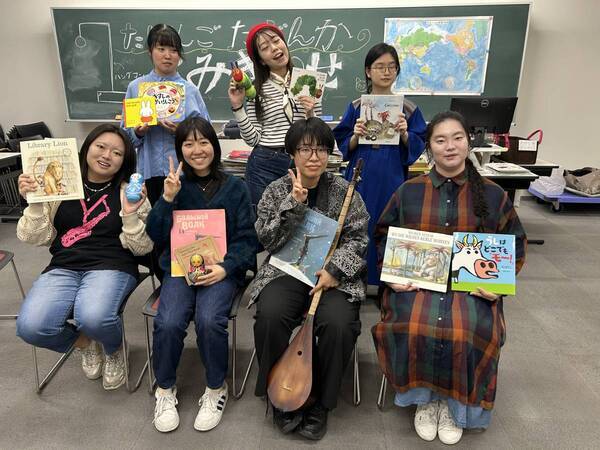 【京都外大】京都ファミリー×京都外国語大学 「サンタ帽づくり＆世界の言語de 絵本の読み聞かせ」イベント開催