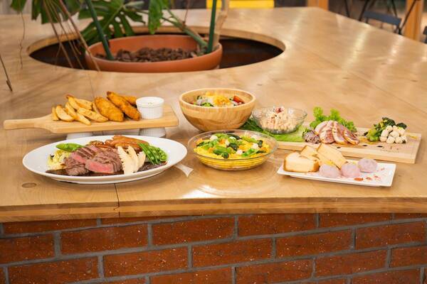 【BBQ&Co】ピクニック感覚で楽しむ、桜×デザートでキュン♡さくら名所100選の明石公園カフェ&レストラン「TTT」、特別プランで春の優雅なひとときを