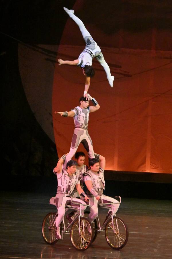 中国雑技団 公演　36カ国70名の大使・大使館関係者が鑑賞