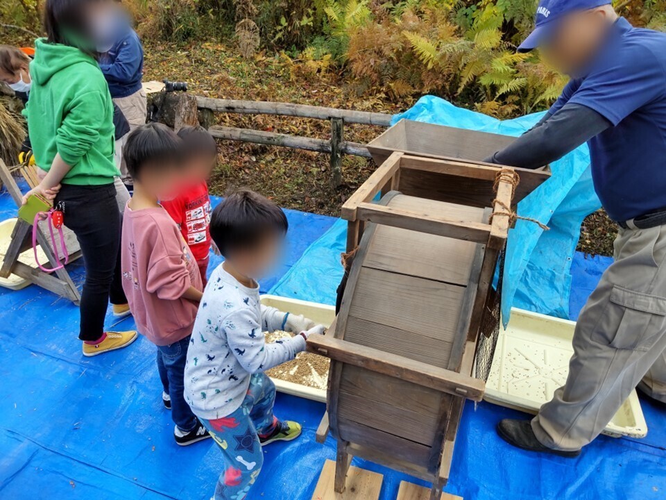 昔ながらのお米の脱穀体験や地元の新鮮野菜の販売。小峰公園で実りの秋を楽しむ「収穫市」11/10(日)開催！