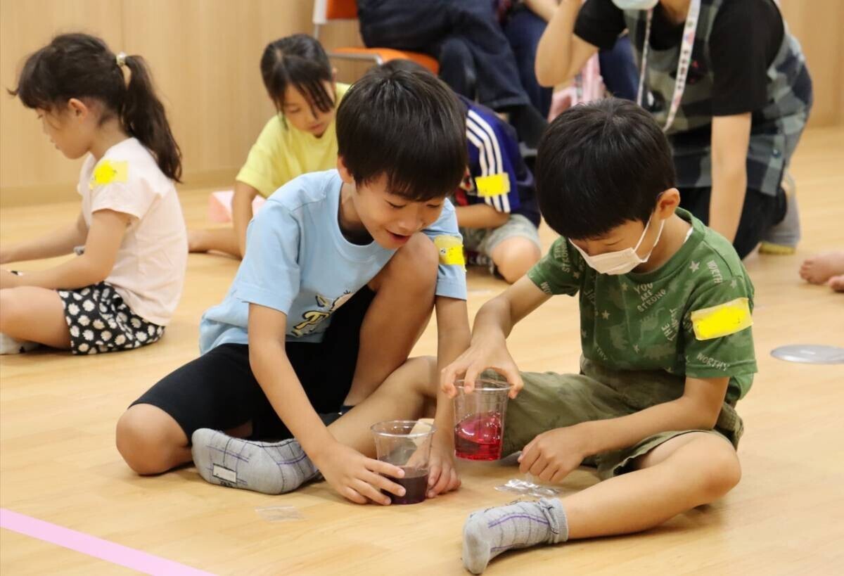 【岡山理科大学】子どもたちの歓声に包まれて　科学ボランティアの学生たちが鹿児島・姶良で「ワクワクあいらサイエンス教室inちるどん」