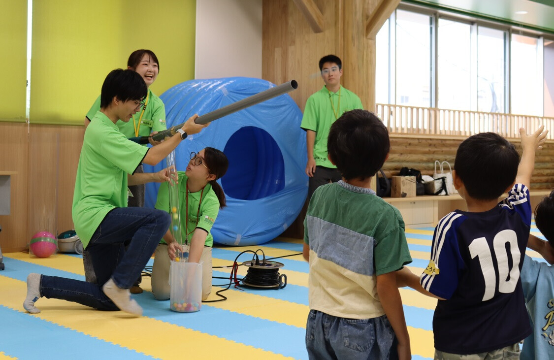 【岡山理科大学】子どもたちの歓声に包まれて　科学ボランティアの学生たちが鹿児島・姶良で「ワクワクあいらサイエンス教室inちるどん」