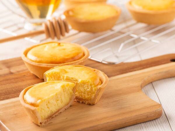 日本橋三越本店に、はちみつメーカー直営「パティスリーQBG」が初登場！朝焼きのふわとろ「はちみつチーズタルト」を築地の厨房から毎日直送【5/15(水)〜28(火)】