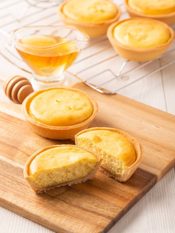 日本橋三越本店に、はちみつメーカー直営「パティスリーQBG」が初登場！朝焼きのふわとろ「はちみつチーズタルト」を築地の厨房から毎日直送【5/15(水)〜28(火)】