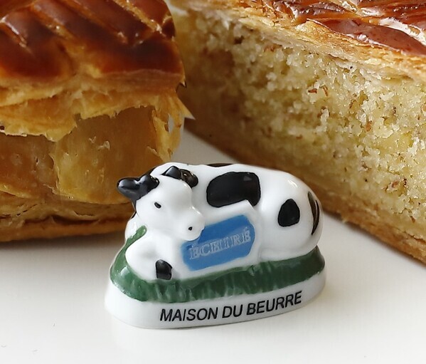 フランス産A.O.P.認定発酵バター エシレの専門店 エシレ・メゾン デュ ブールより 「ガレット・デ・ロワ・エシレ」  直径36cm！「ラ・ヴレ・ガレット・デ・ロワ・エシレ」　毎年恒例のイヤリーデザイン「エシレ・ココット 2025」　期間・数量限定で発売