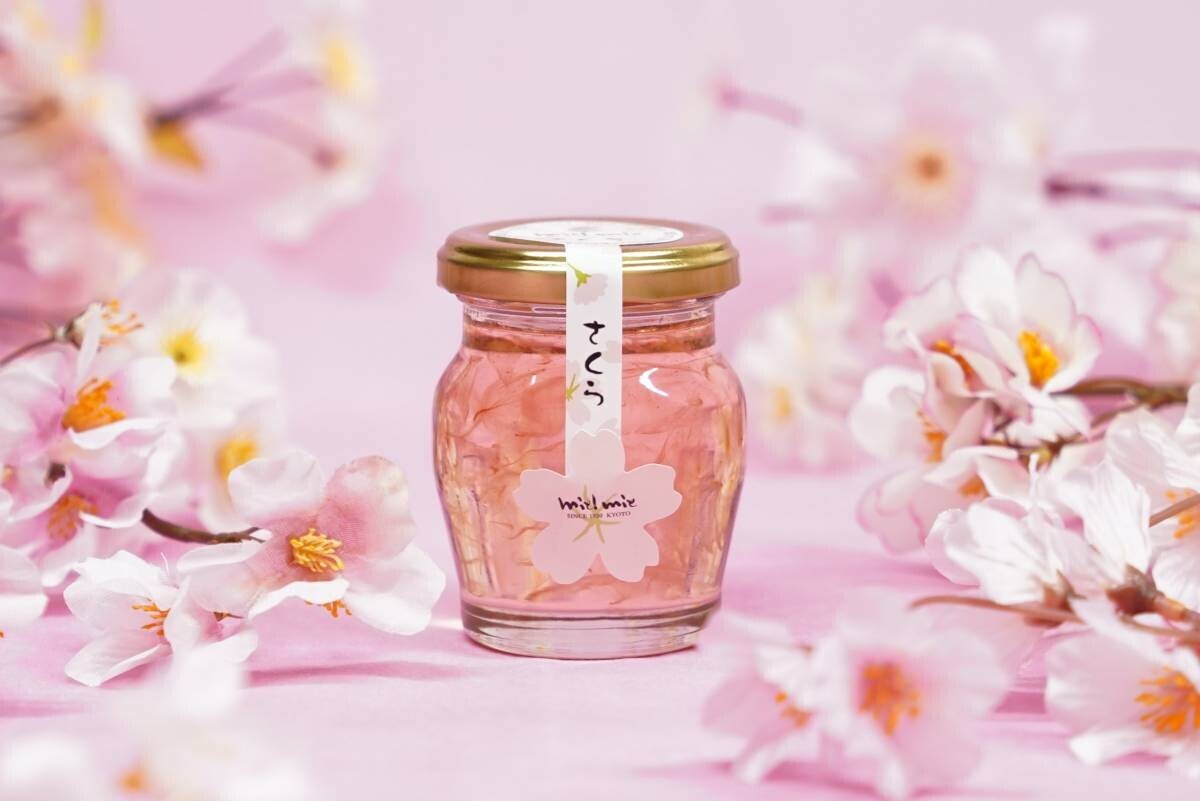 ひとあし早い春の訪れ 桜の花びらを漬け込んだピンクの蜂蜜が今年も登場 ホワイトデーや卒業のお祝いなど贈り物にもおススメ