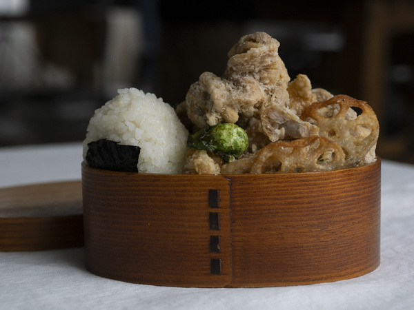 亜希、待望の初弁当レシピ＆エッセイ本『亜希の「ふたが閉まるのか？」弁当』3/15発売 ～母ちゃんと息子2人、笑いと涙の18年の弁当記録～