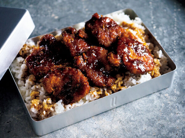 亜希、待望の初弁当レシピ＆エッセイ本『亜希の「ふたが閉まるのか？」弁当』3/15発売 ～母ちゃんと息子2人、笑いと涙の18年の弁当記録～