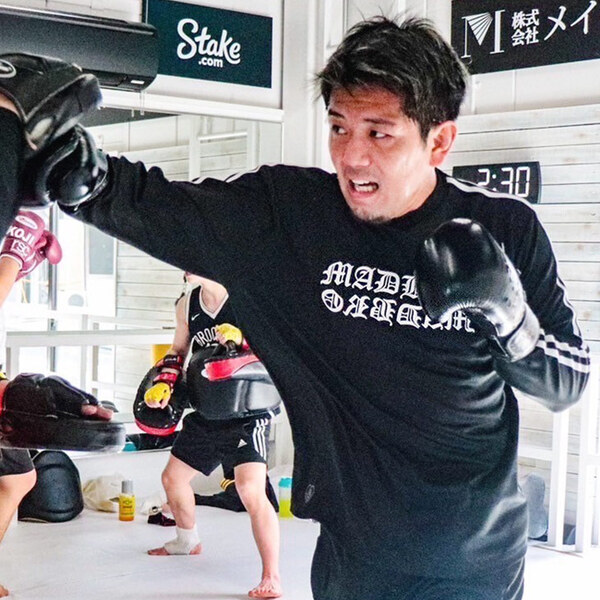 格闘家・皇治選手プロデュース『MADBRO』（マッドブロ）より皇治が“ガチ”でプロデュースした 『トレーニングウェア』が登場！