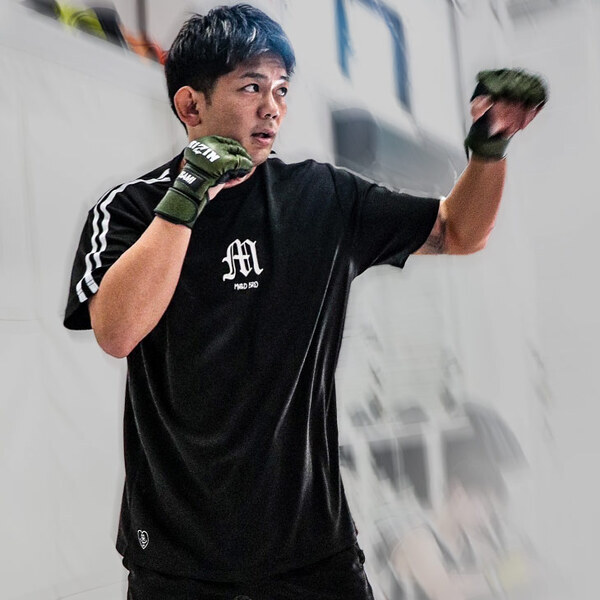 格闘家・皇治選手プロデュース『MADBRO』（マッドブロ）より皇治が“ガチ”でプロデュースした 『トレーニングウェア』が登場！