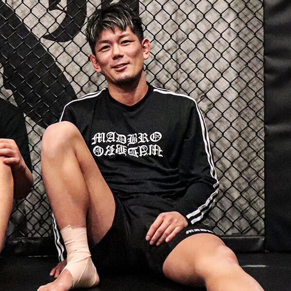 格闘家・皇治選手プロデュース『MADBRO』（マッドブロ）より皇治が“ガチ”でプロデュースした 『トレーニングウェア』が登場！