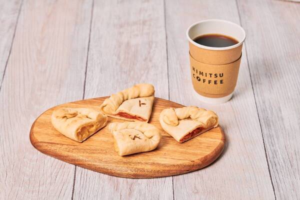 今週2024年2月29日(木) 東京ミステリーサーカスがリニューアルオープン。  1Fカフェ&バー「HIMITSU COFFEE」グランドメニューが一新！  2Fには、何度もつづきから挑戦可能なリアル脱出ゲーム 『ミステリータワーからの脱出』が登場。 初挑戦がお得になる期間限定キャンペーンも開催決定！